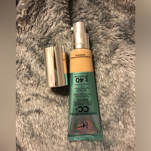 IT Cosmetics Oil-Free Matte CC+ Cream Shade LIGHT - Picture 5 of 9